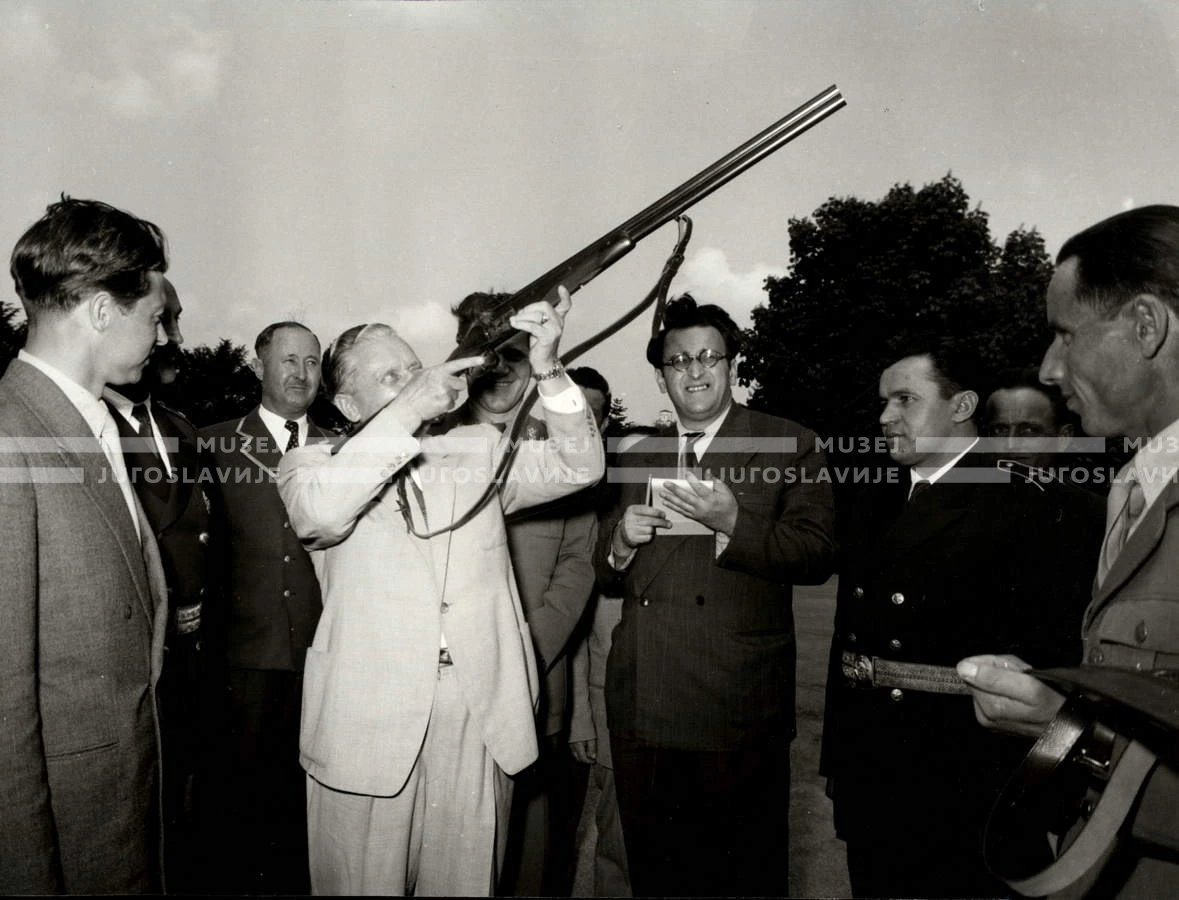 1954_028_077