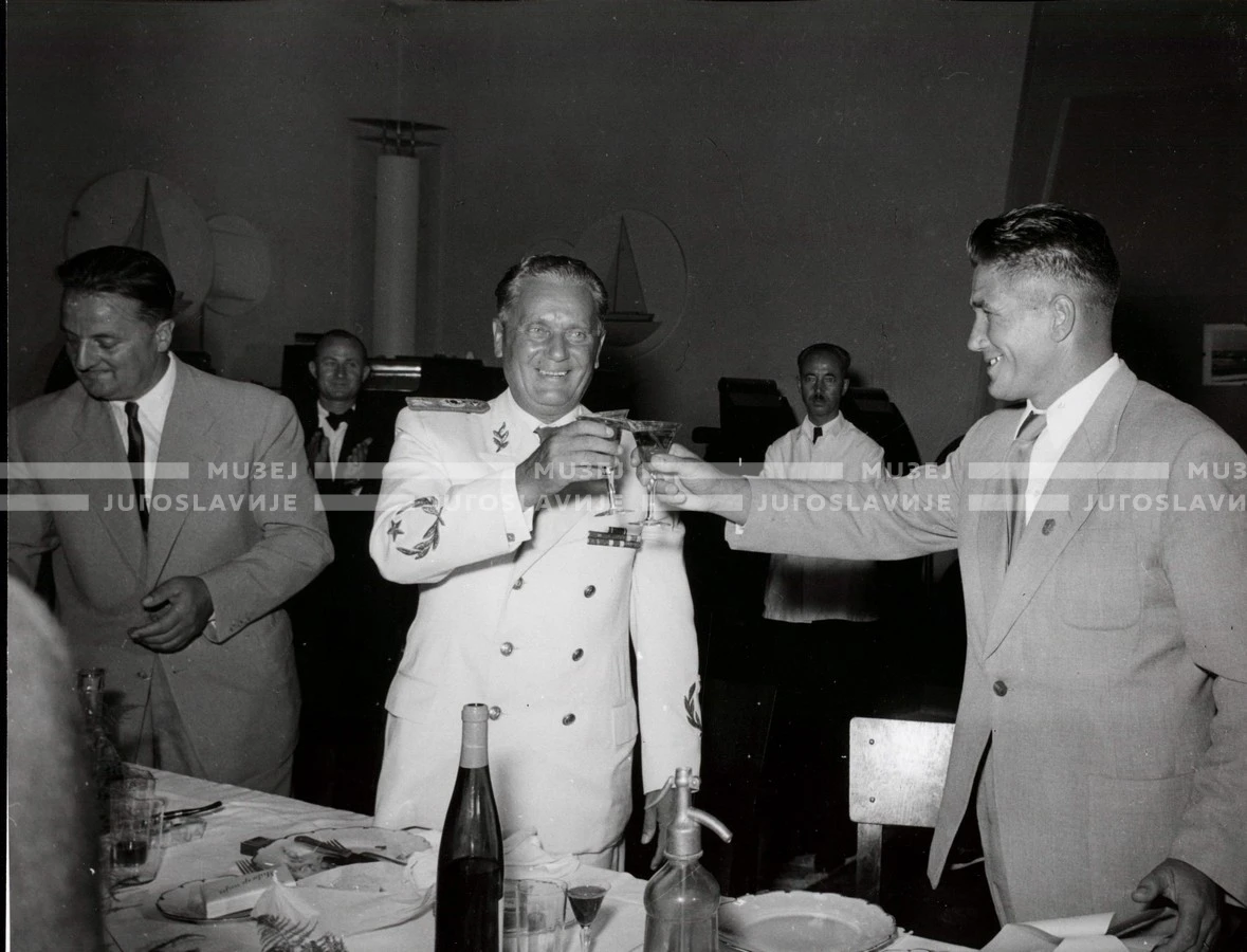 1953_023_082