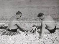 1950_007_105