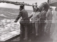 1951_010_052