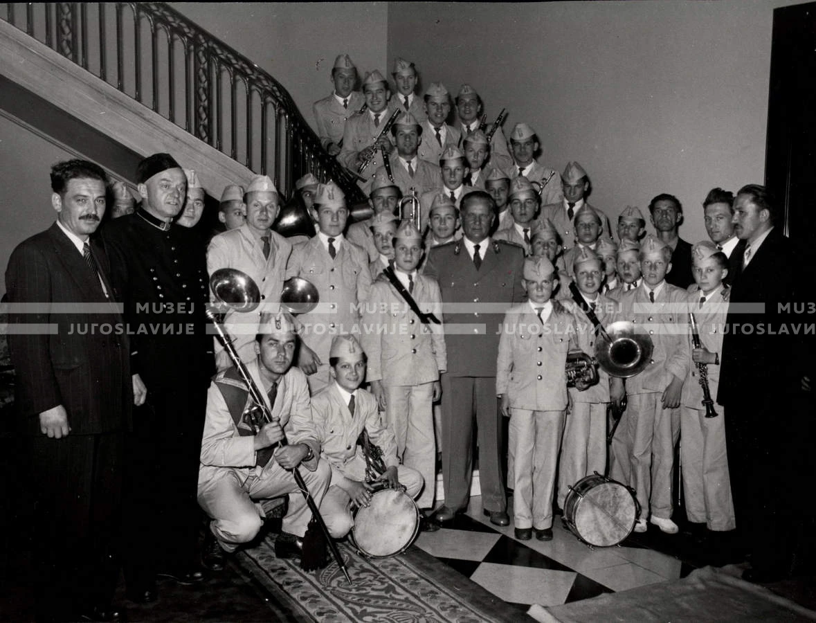 1954_028_070