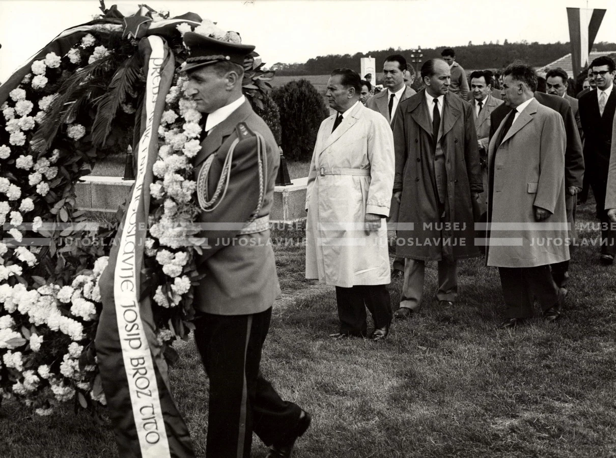 1961_169_015