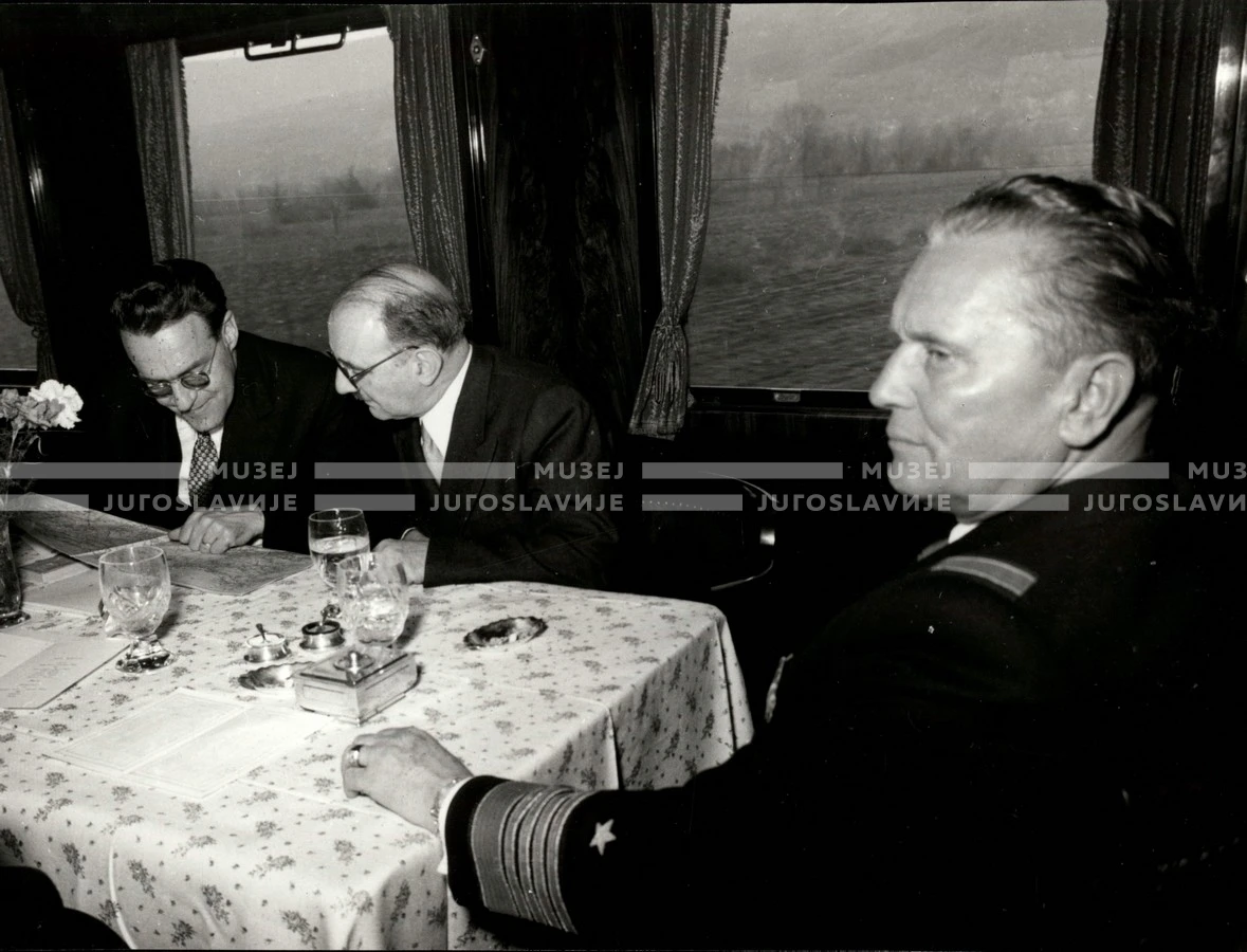 1954_027_018