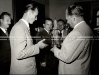 1954_028_073