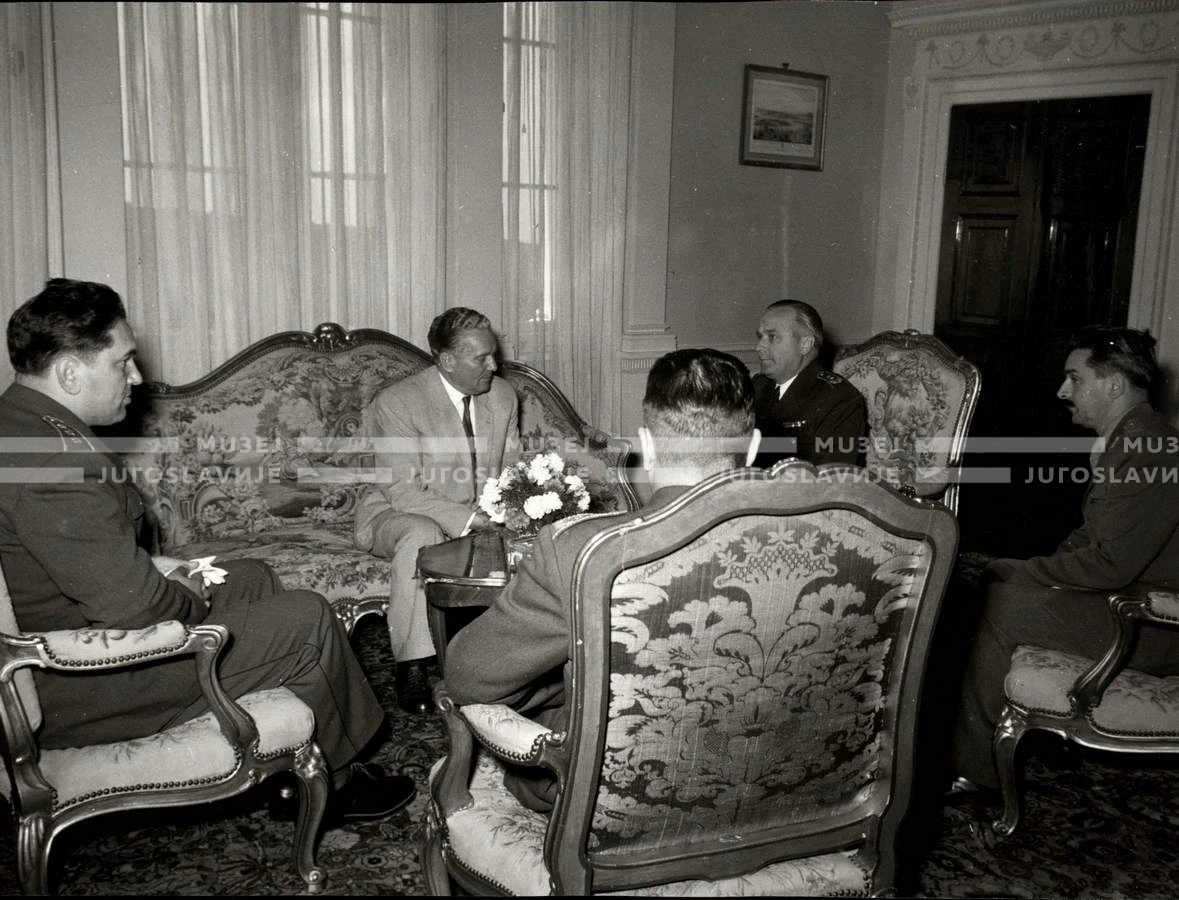 1954_028_084
