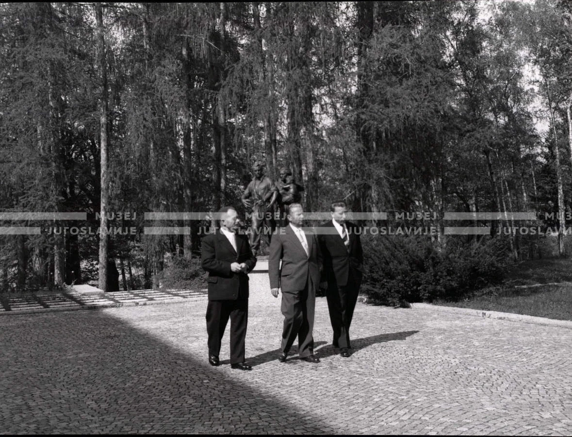 1954_028_058