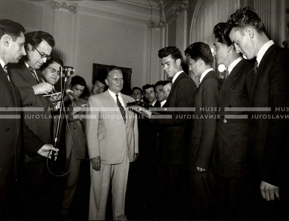 1954_028_074