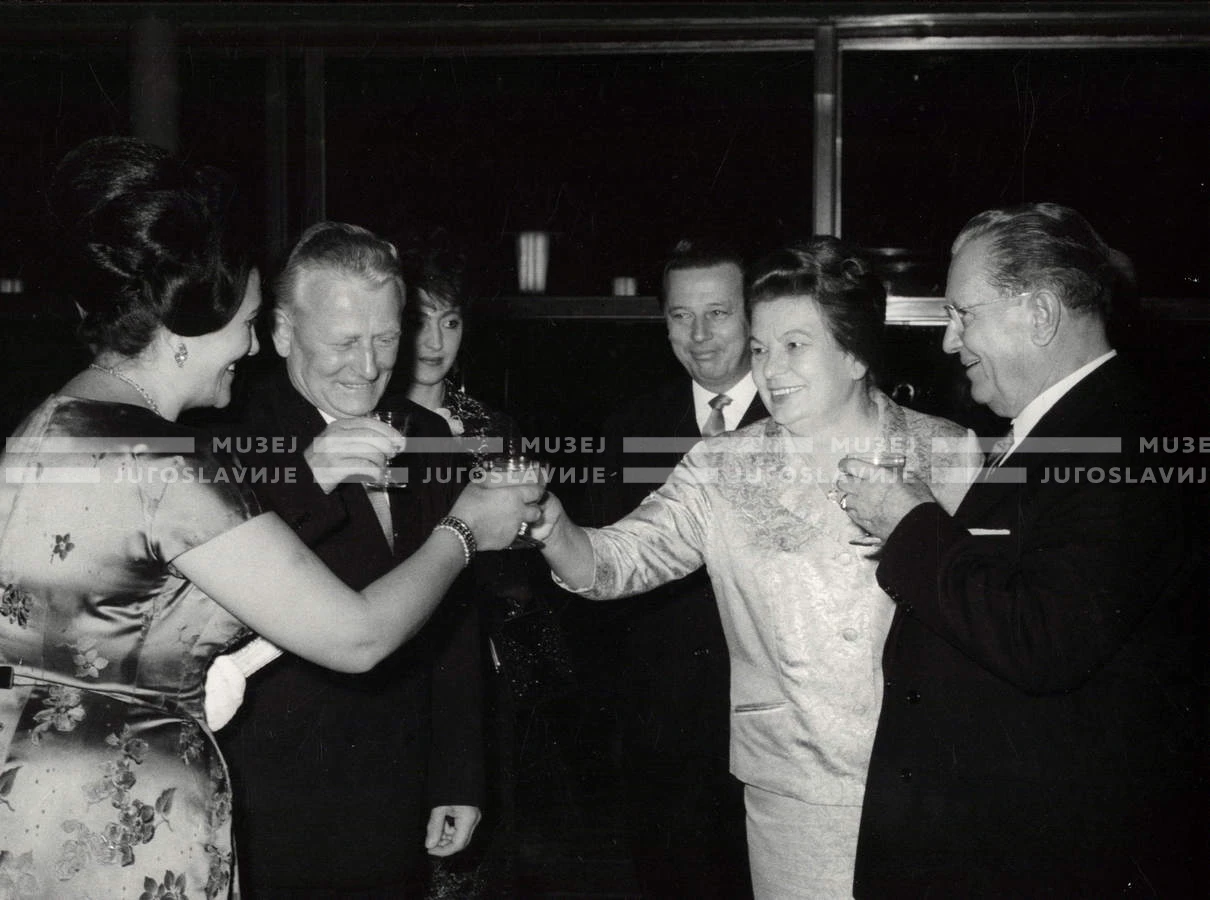 1964_252_176