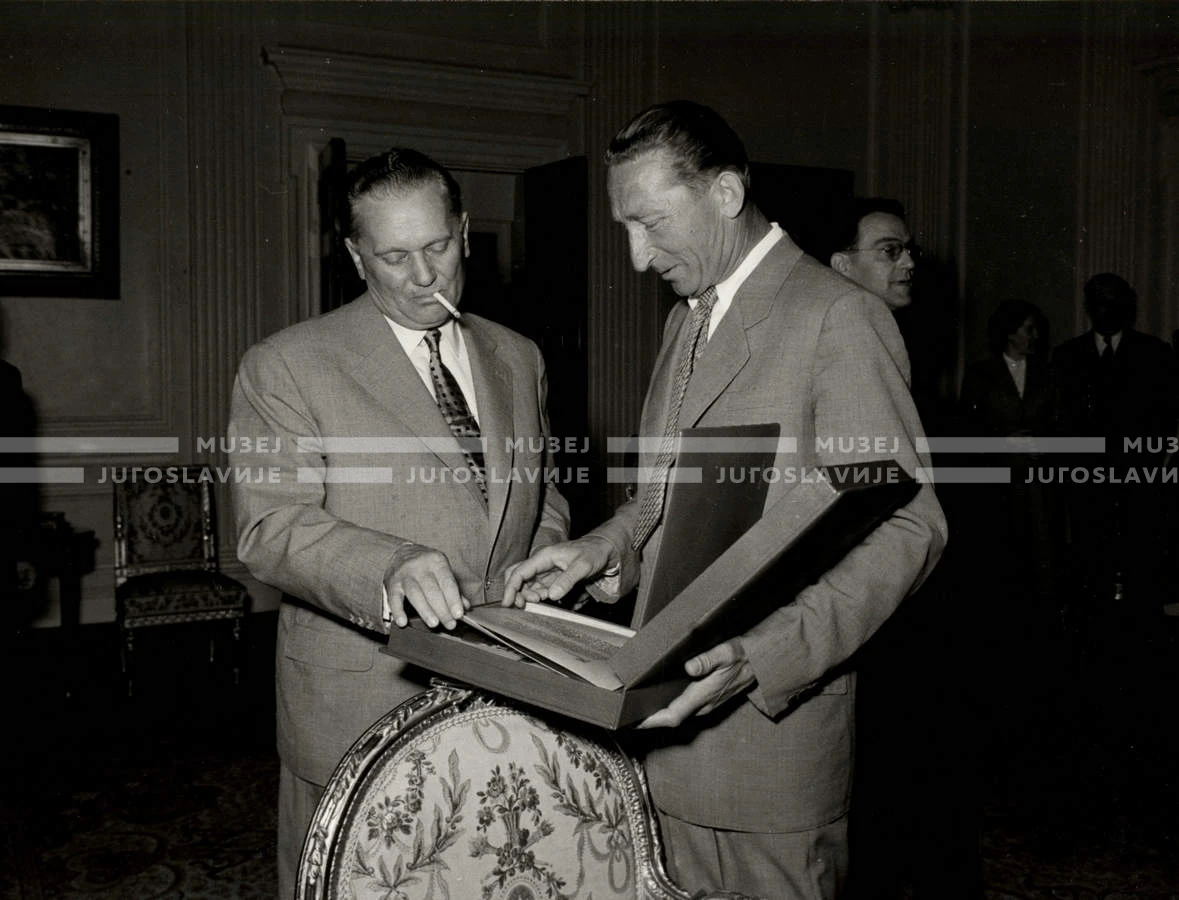 1954_028_095