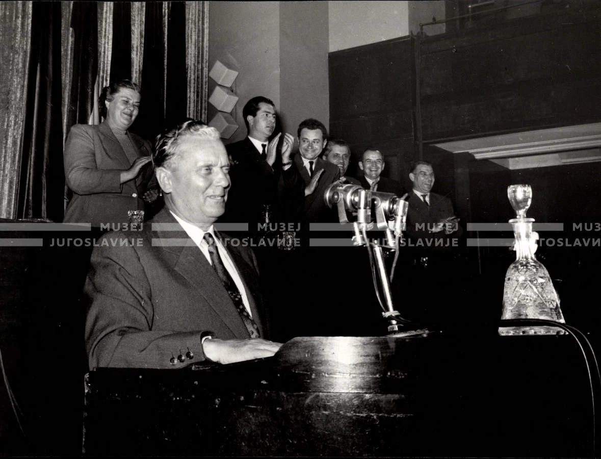 1954_028_010
