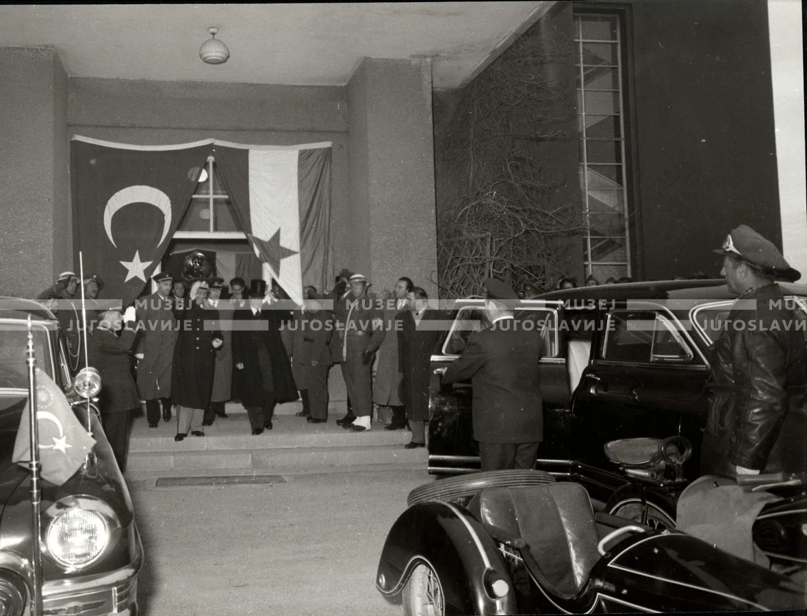 1954_027_052