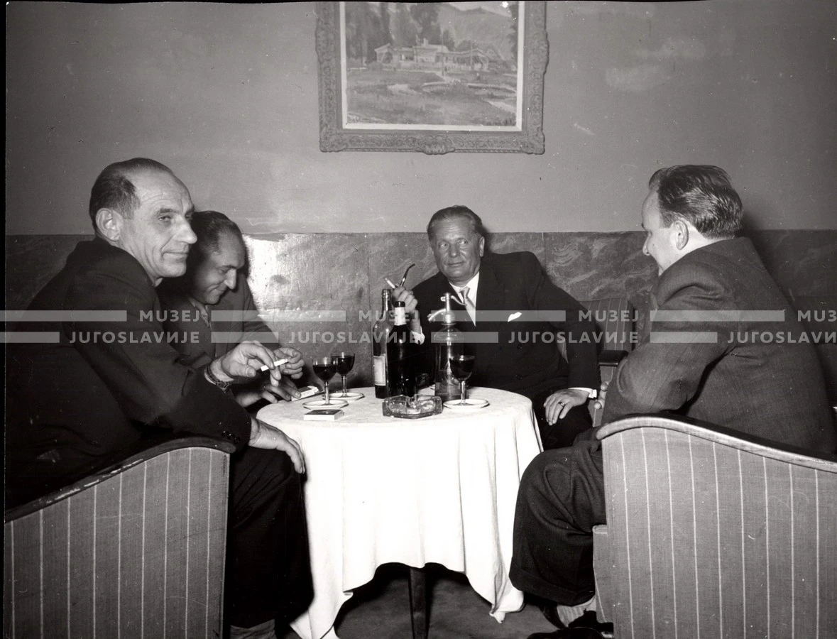 1953_025_054