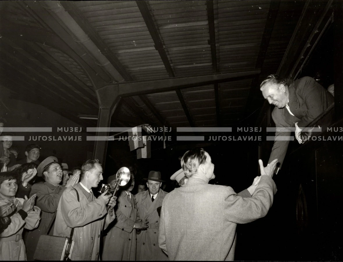 1954_027_185