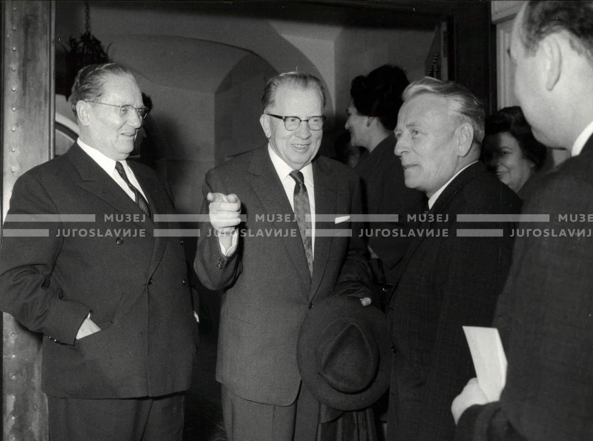 1964_252_208