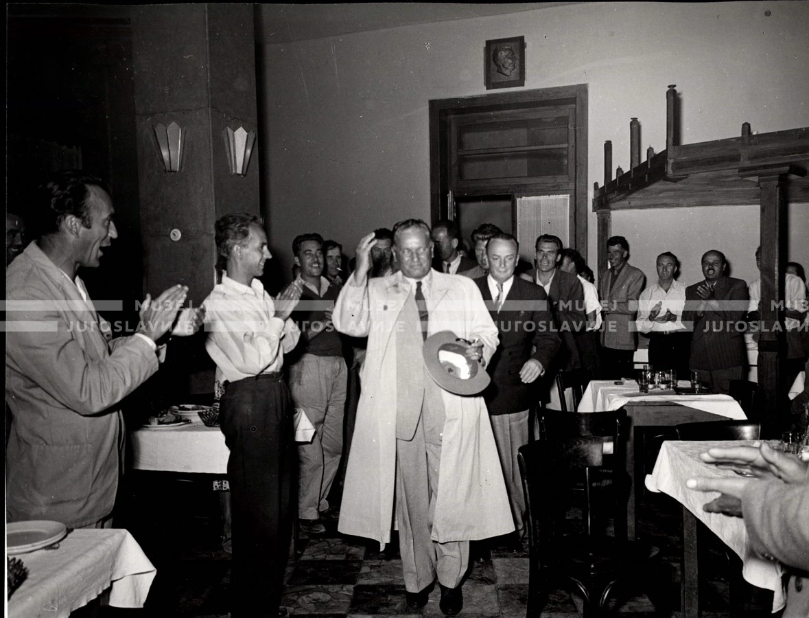 1953_023_032