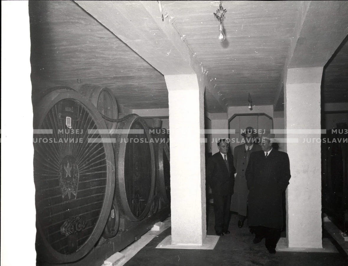 1953_024_075