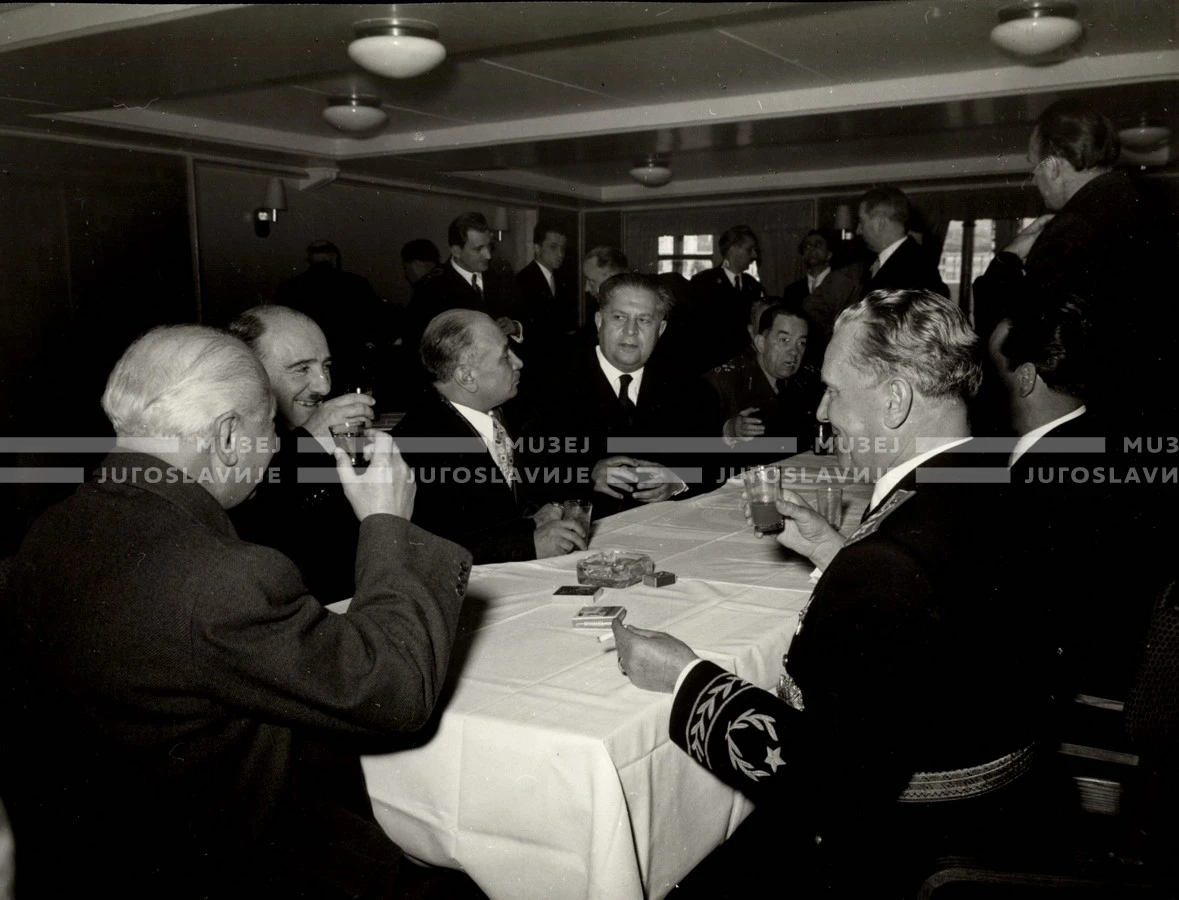 1954_027_010