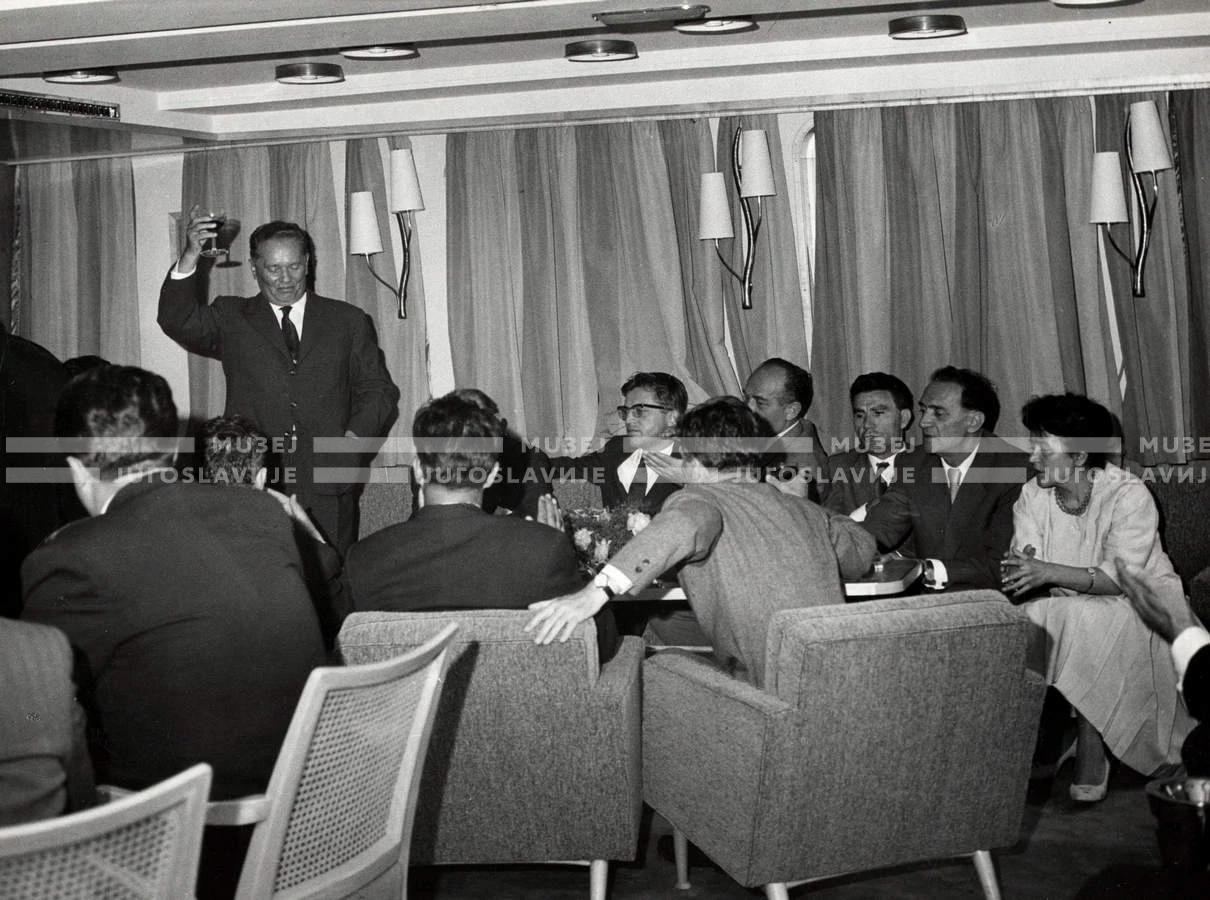 1961_166_037