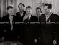 1949_004_052