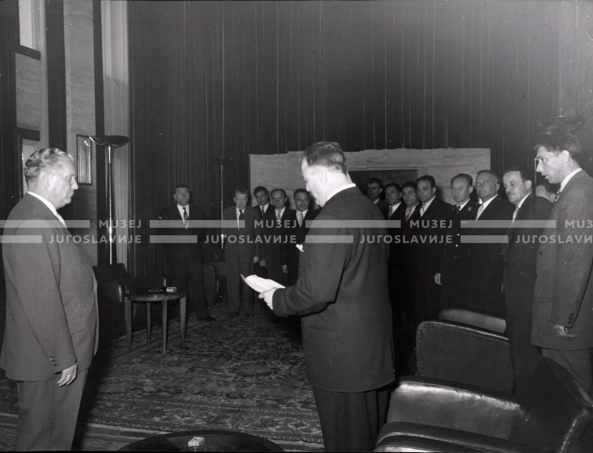 1954_028_055