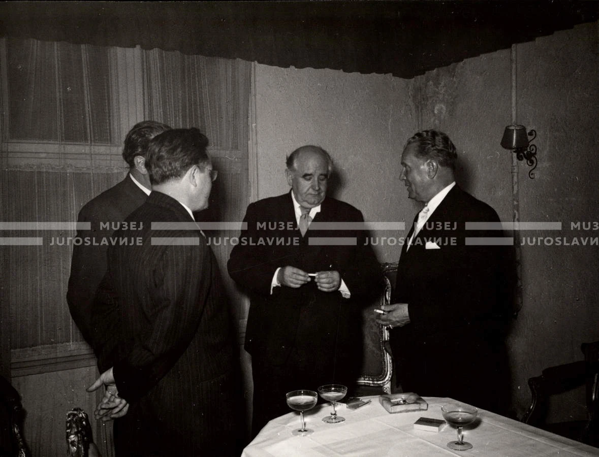 1954_028_017