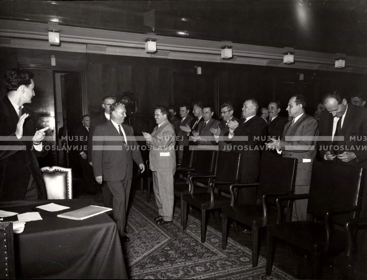 1954_028_009