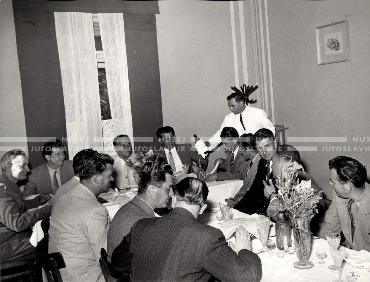 1953_023_036