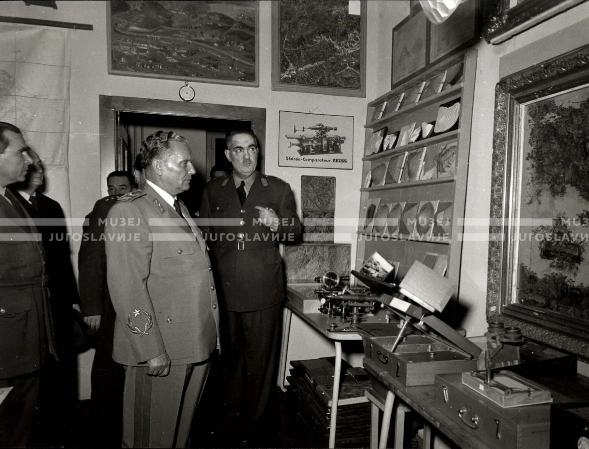 1954_027_040