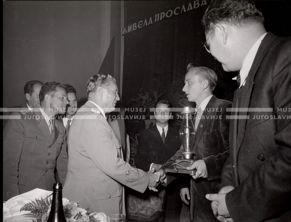 1953_024_039