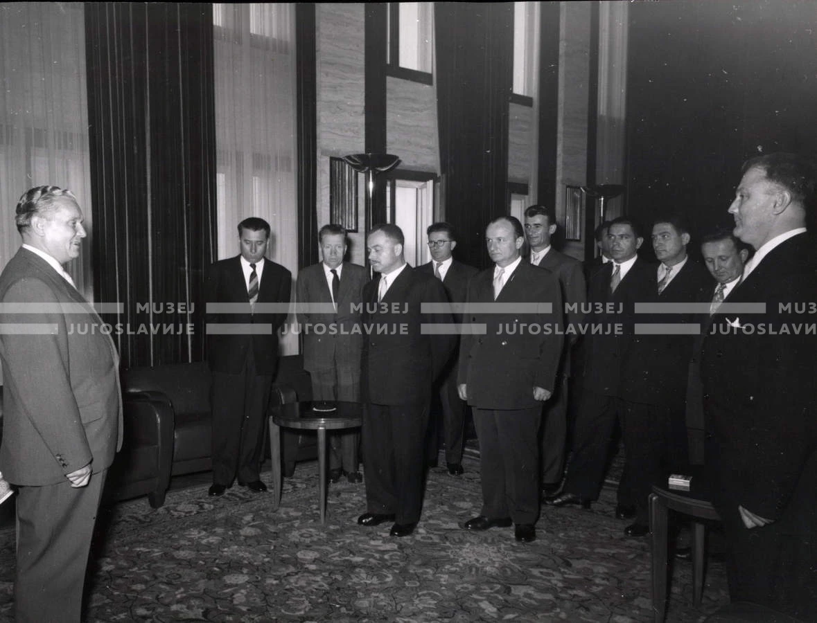 1954_028_056