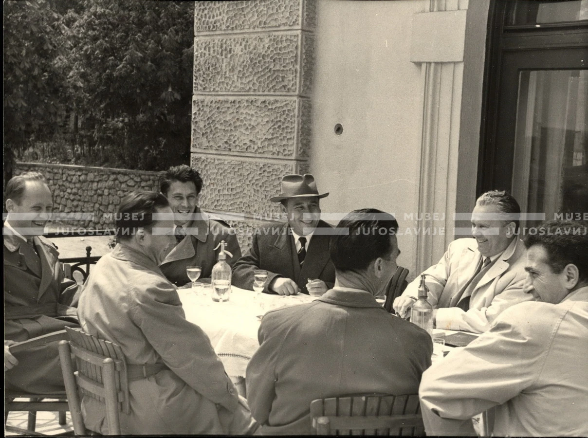 1954_028_059