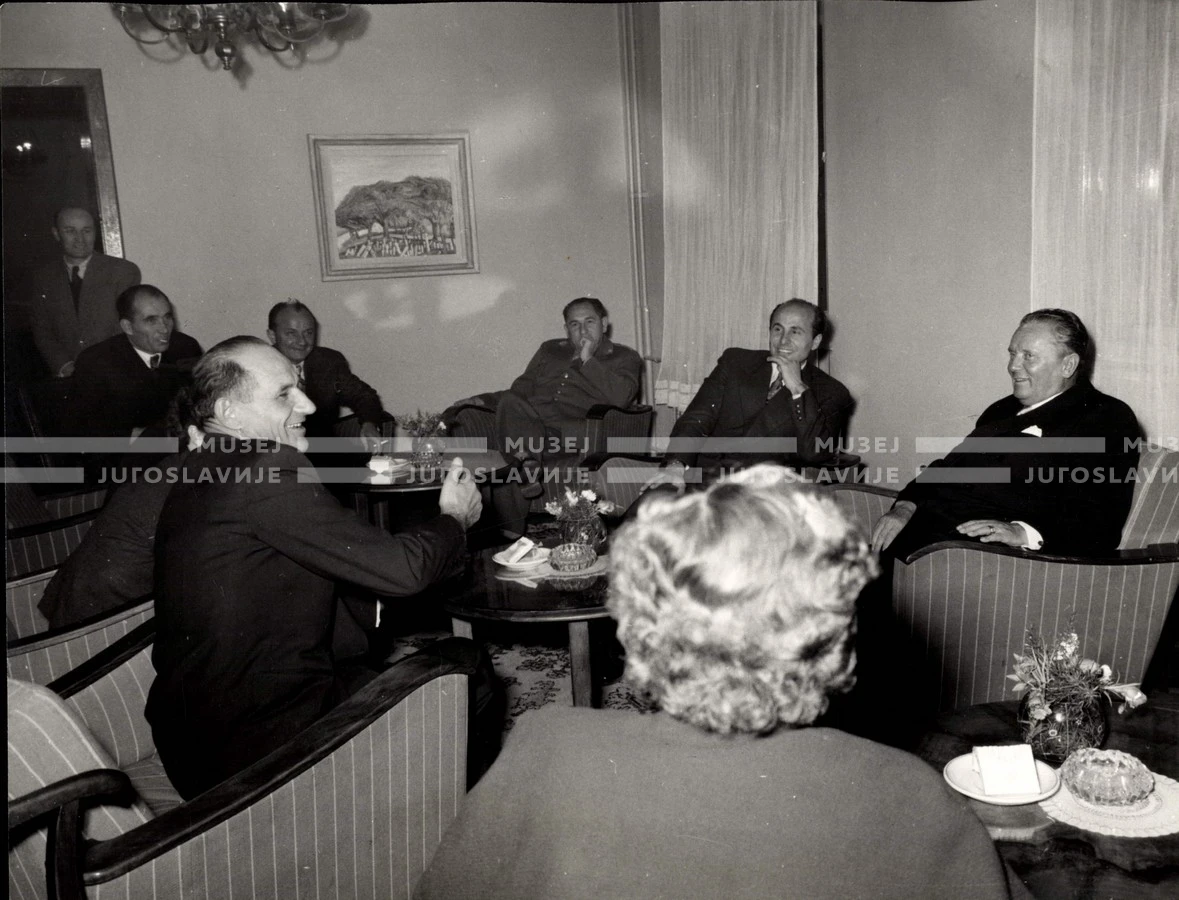 1953_025_051