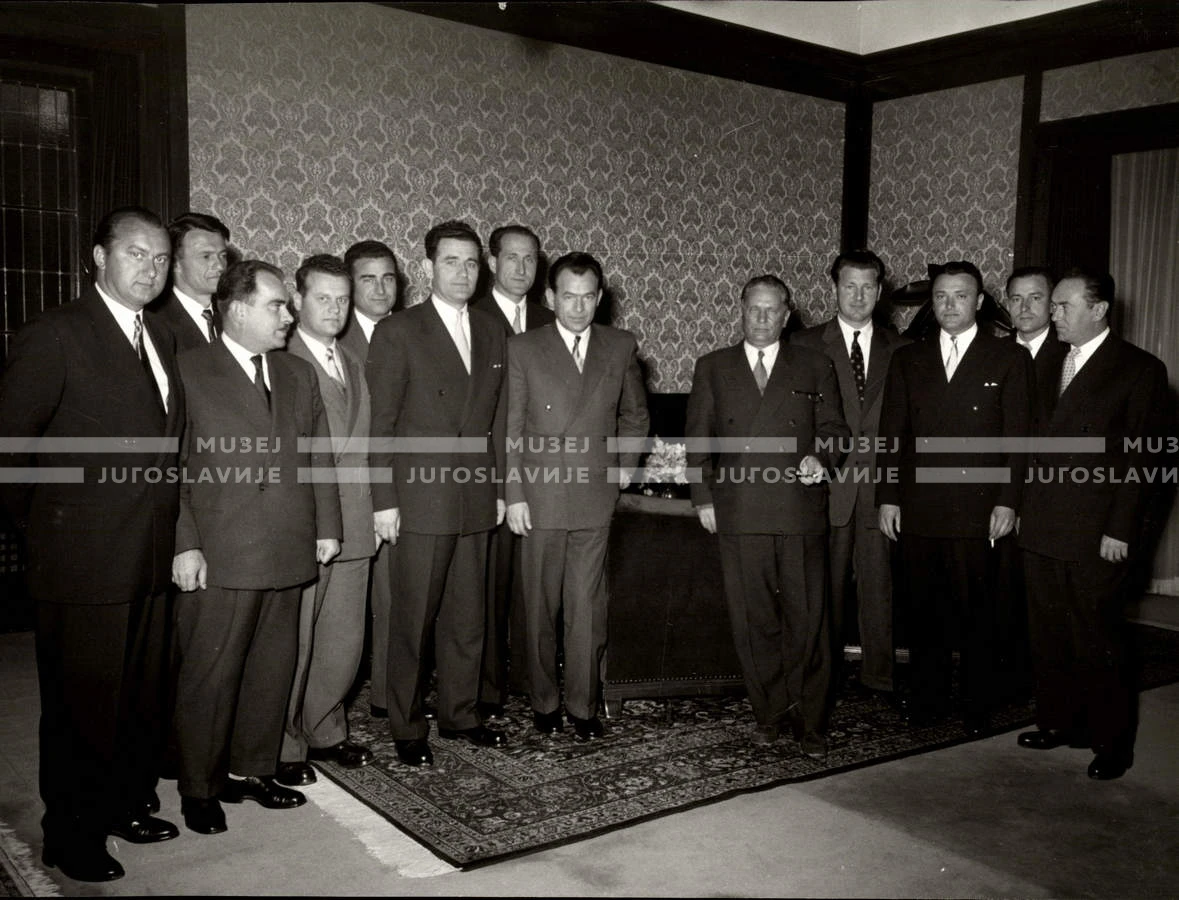 1954_028_007