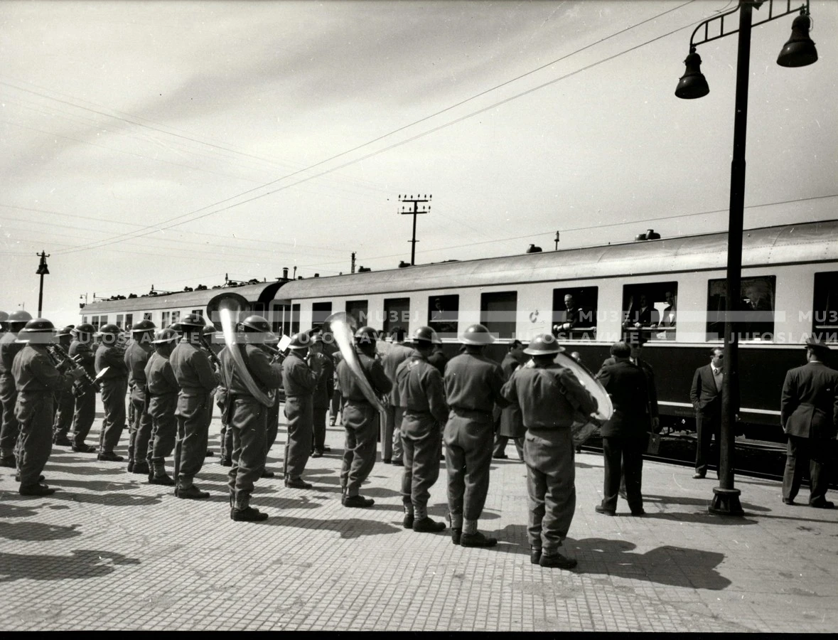 1954_027_020