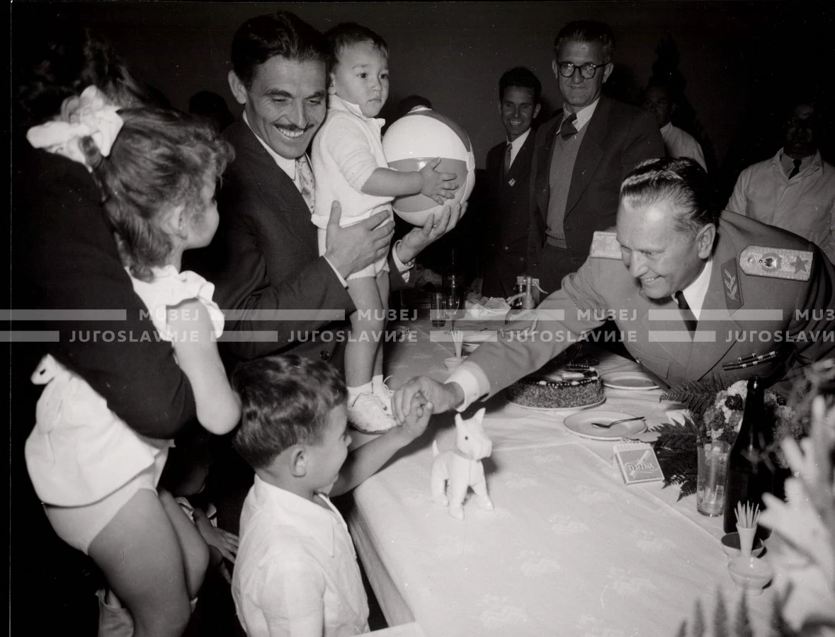 1953_024_038