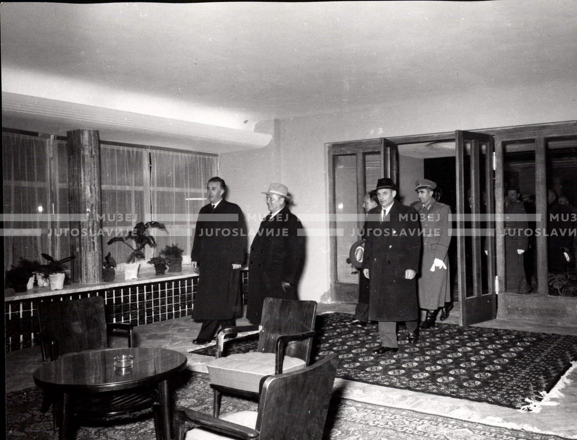 1953_025_042