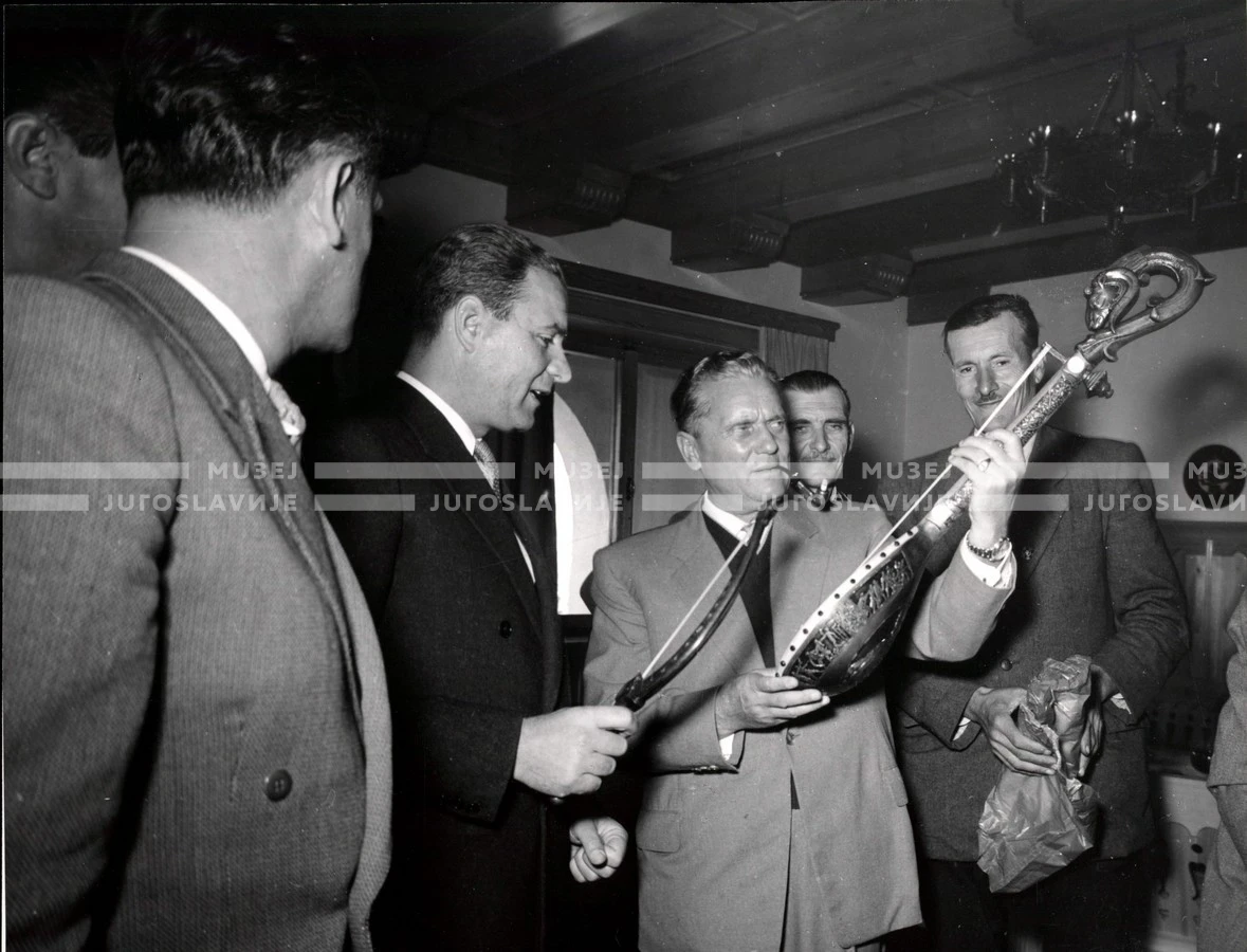 1953_024_064