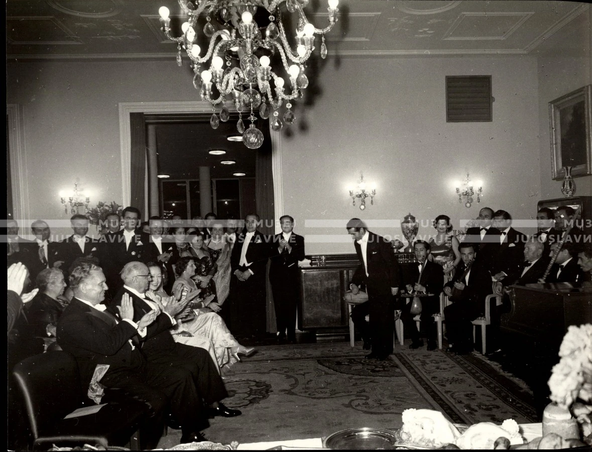 1954_027_037