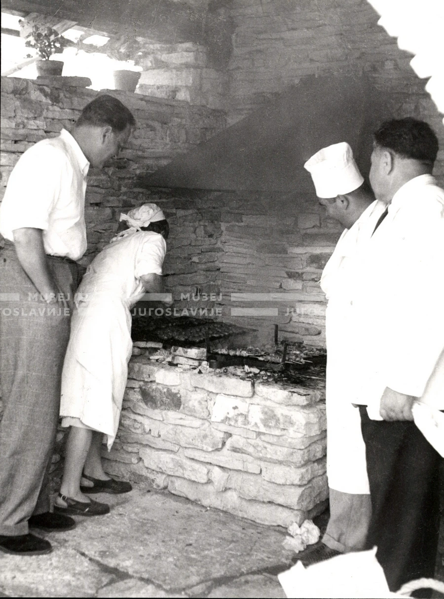 1952_015_019