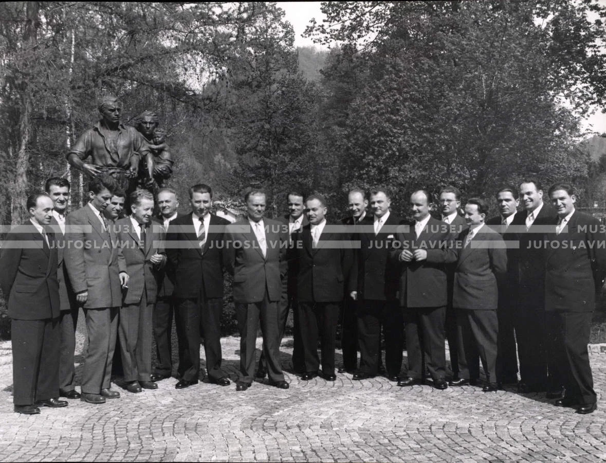 1954_028_057