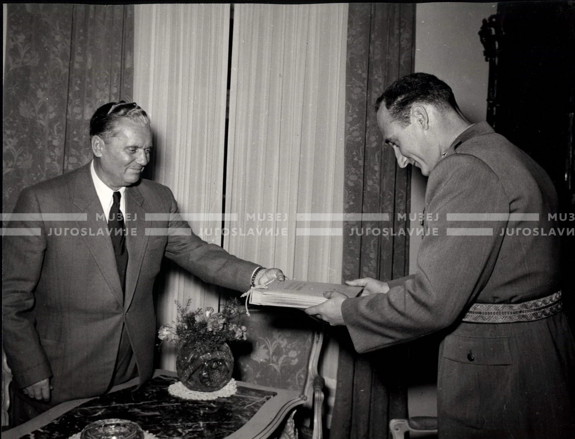 1953_025_107