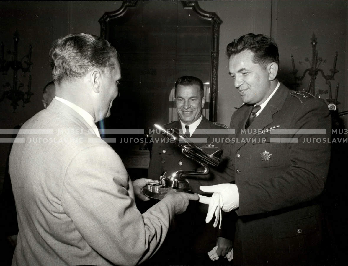 1954_028_083