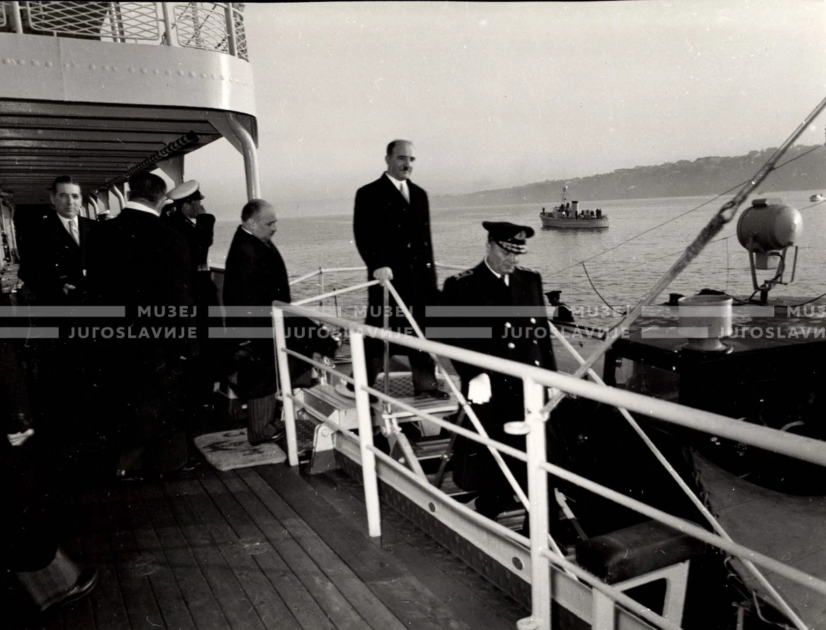 1954_027_011