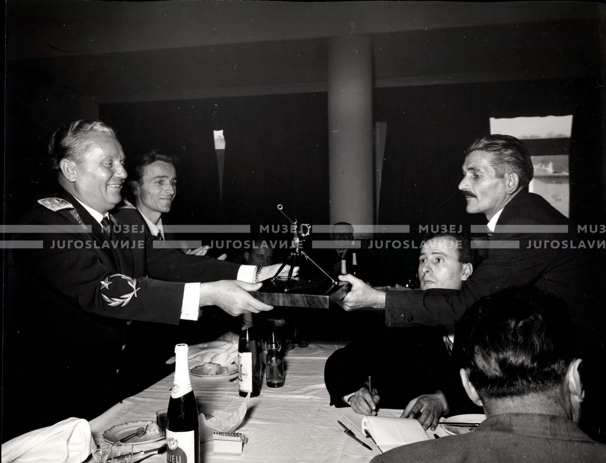1953_025_065