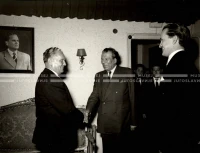 1954_028_015