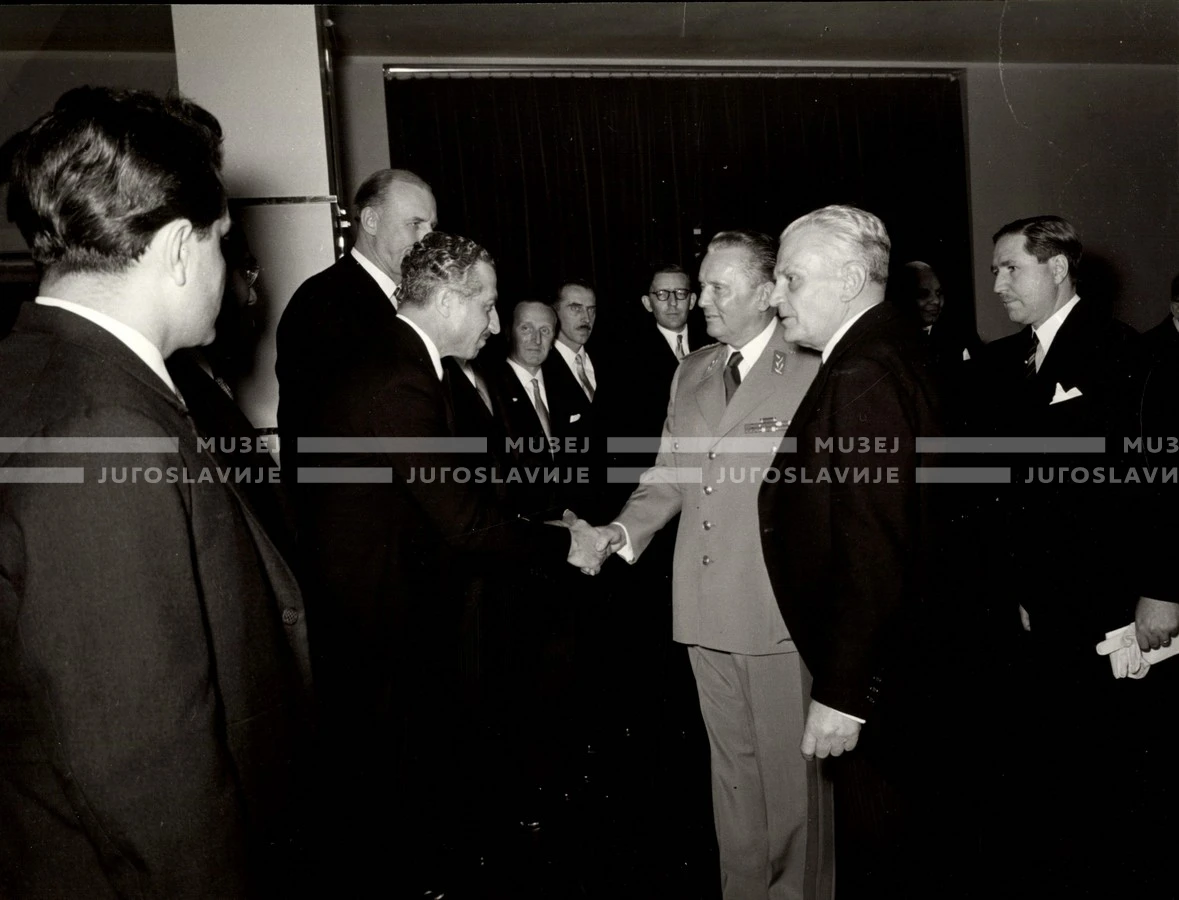1954_027_033