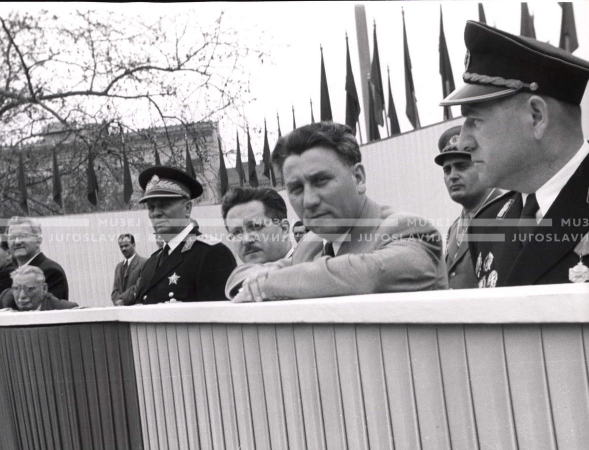 1954_028_039