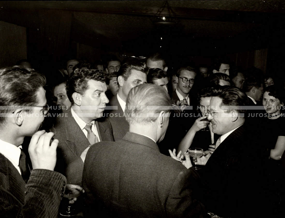 1954_028_018