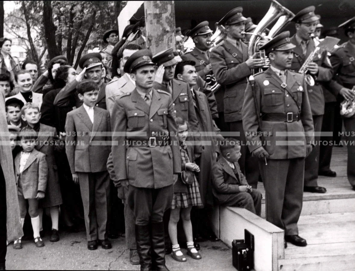 1954_028_041