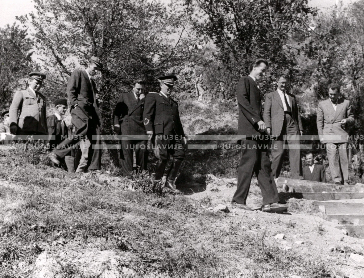 1949_004_077